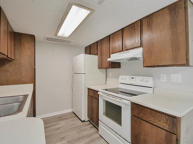 12905 Woodforest Blvd #607 — Photo 6