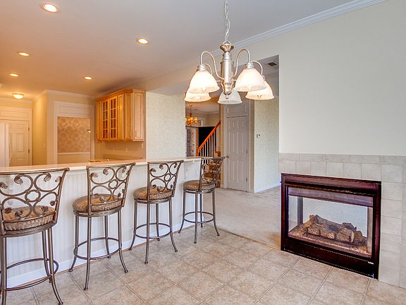 Breakfast bar and Eat-In