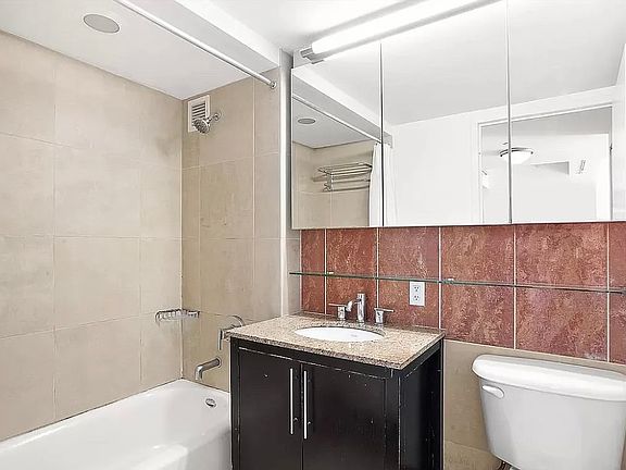 5th image of 555 W 23rd St APT S14e