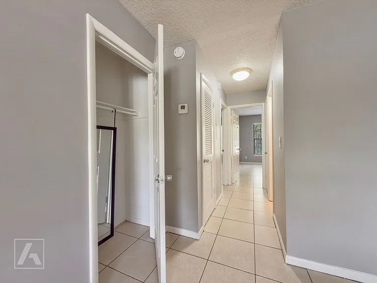 Carriage House Apts — Photo 82