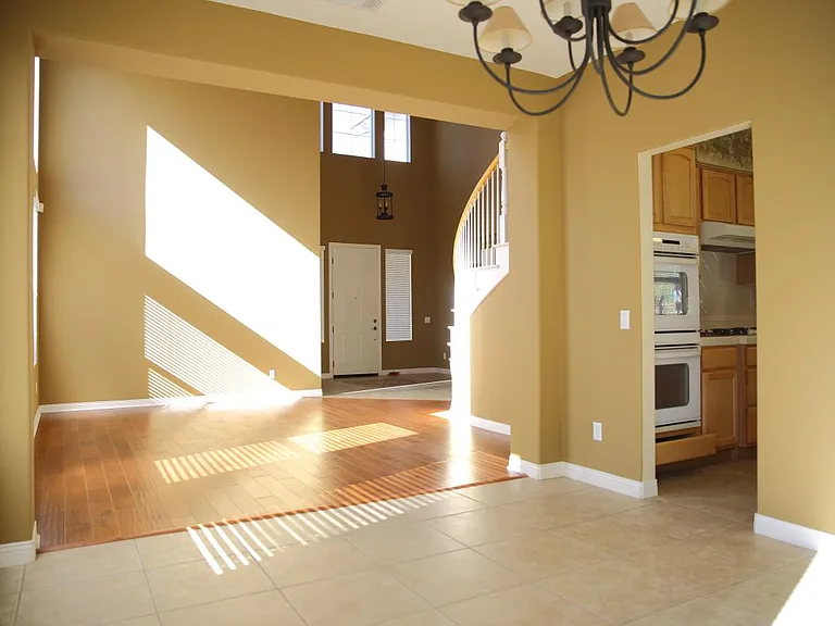 1566 Glencrest Dr — Photo 7