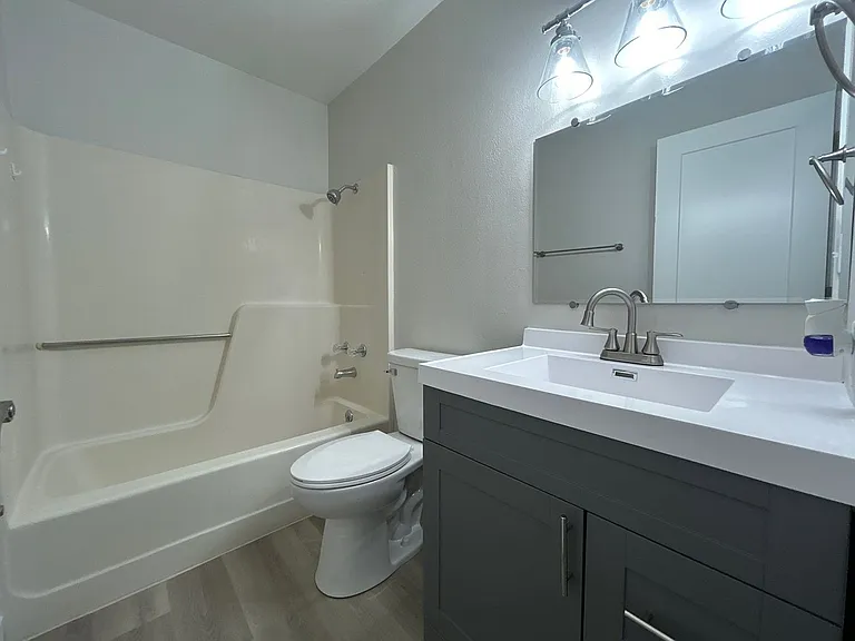 906 E E St — Photo 16