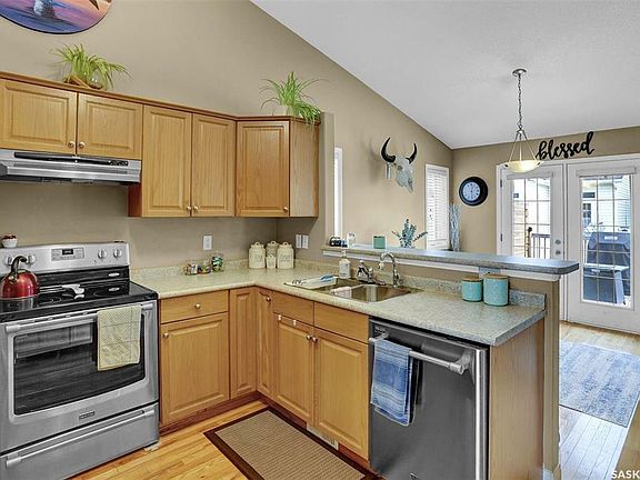 5th image of 1027 N Cypress Way
