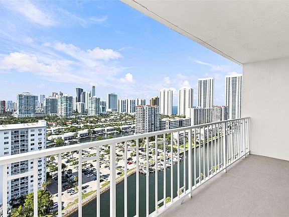 3rd image of 500 Bayview Dr APT 2121
