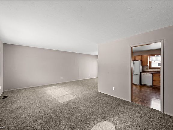 4th image of 25046 Deerfield Dr