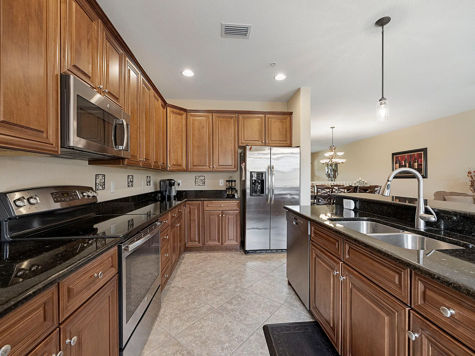 3 bed, 2.5 bath, 2008 sqft, $7,600 — Photo 3