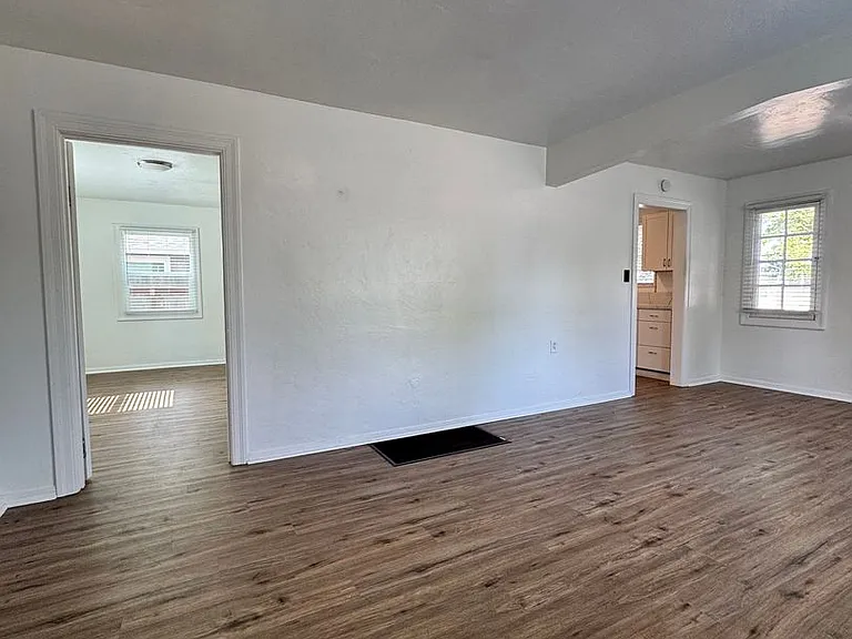 302 E Locust St — Photo 4