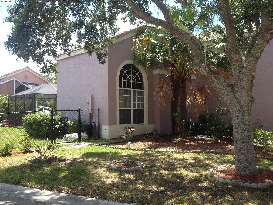 2nd image of 208 NW 116th Ln