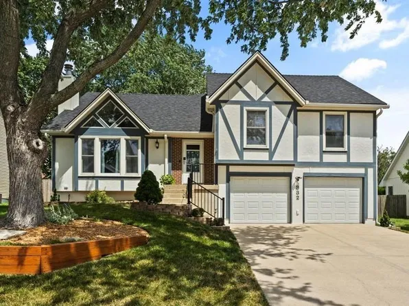 932 E Oakview St, Olathe, KS 66061