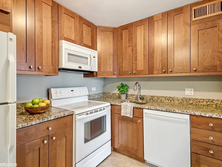 1030 N State St #16K — Photo 9