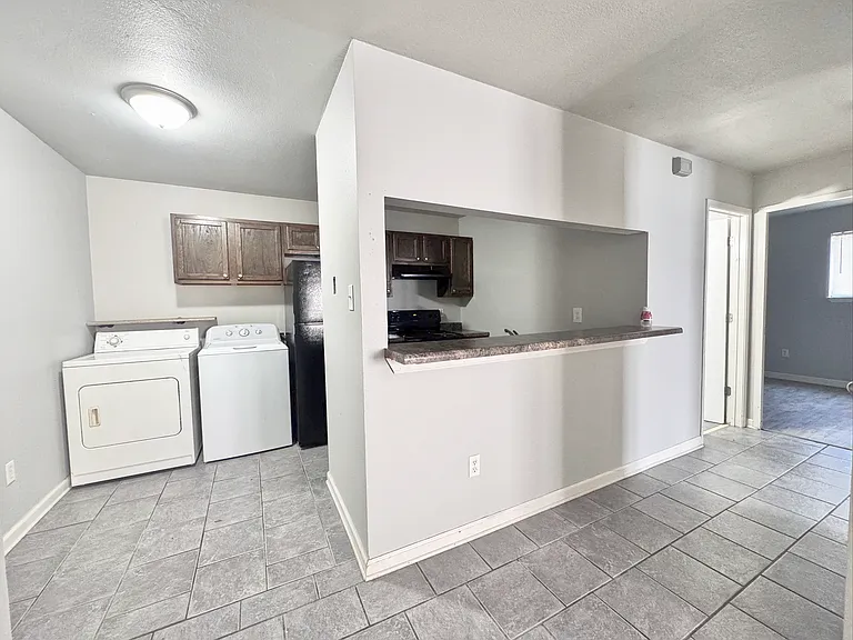 922 W Oak Ave #3 — Photo 6