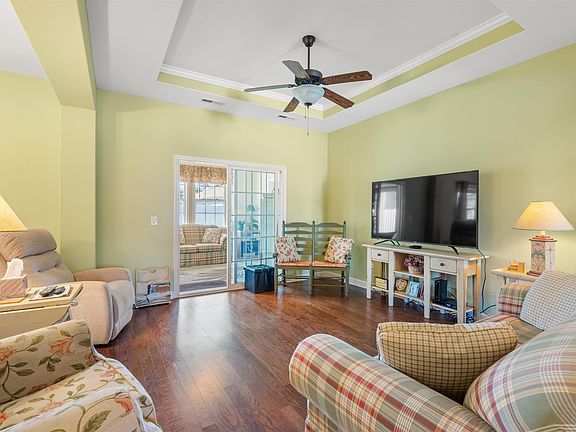 3rd image of 237 Cloverleaf Dr.