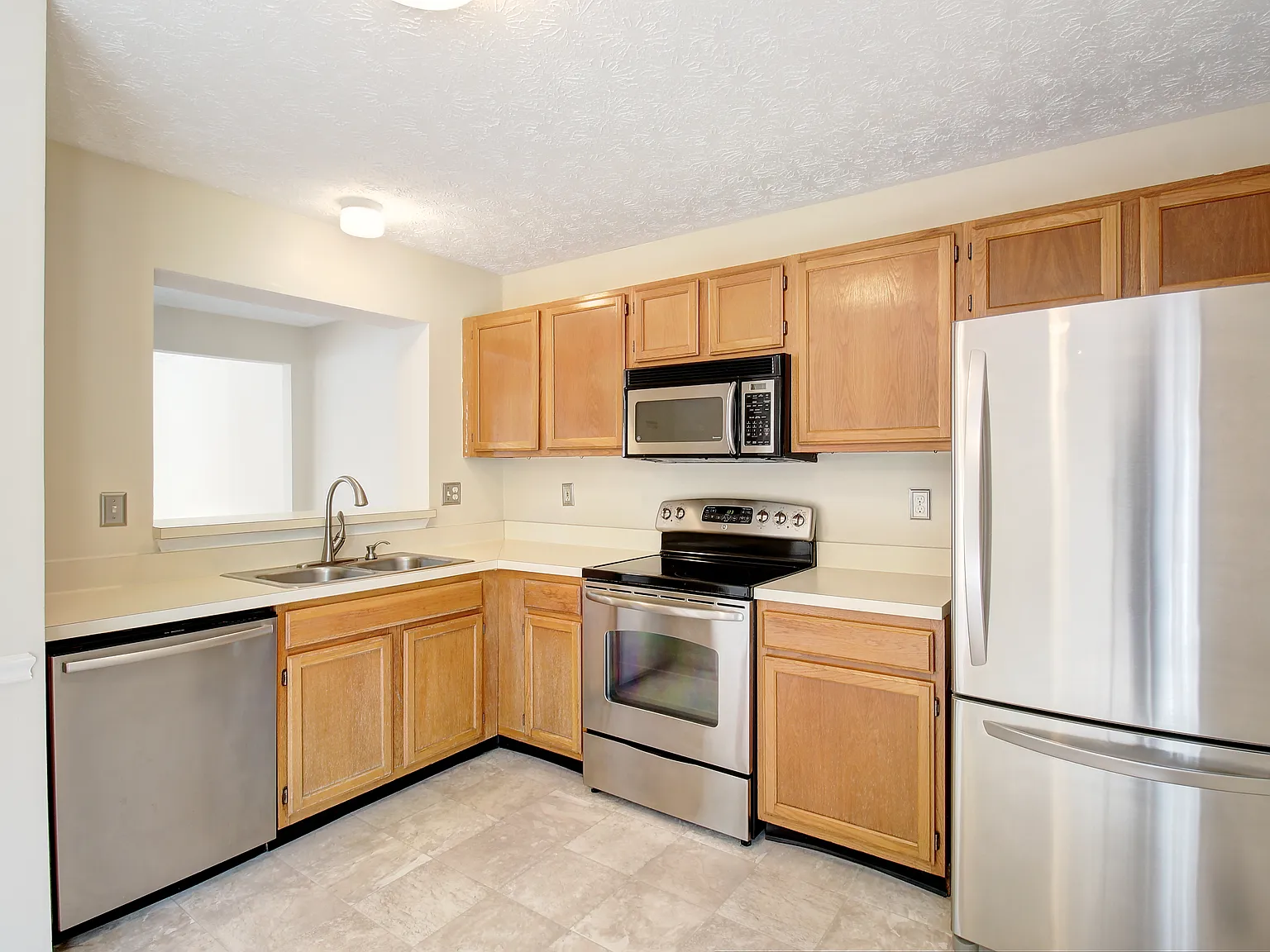 3 bed, 2.5 bath, 1326 sqft, $2,400 — Photo 4