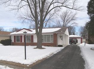 2114 Kingfisher Ln, Rolling Meadows, IL 60008