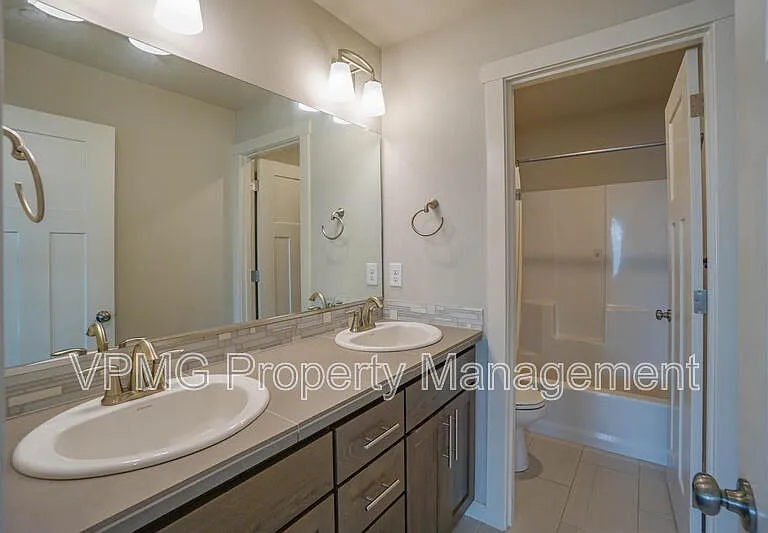 6301 N 89th Ave — Photo 35