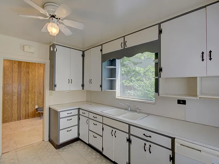 2257 S Franklin St — Photo 5