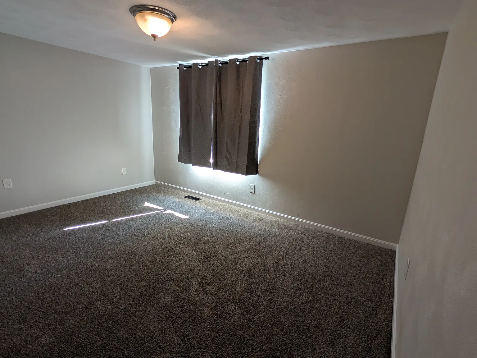 4 bed, 1248 sqft, $1,100 — Photo 3