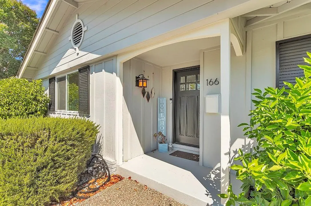 4 bed, 2099 sqft, $2,055 — Photo 2