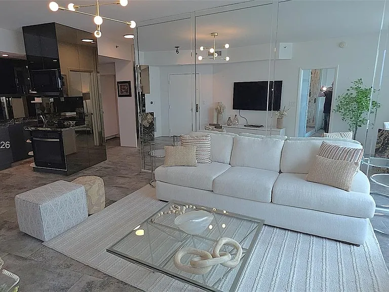 300 S Pointe Dr #908 — Photo 3