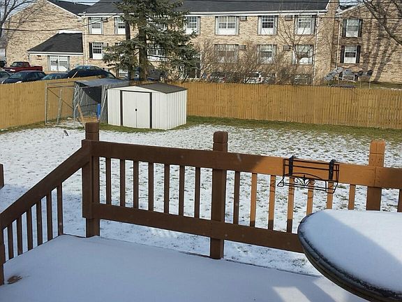 Rear Deck - Fenced yard
