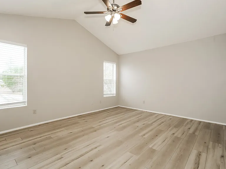653 Staffordshire Dr E — Photo 9