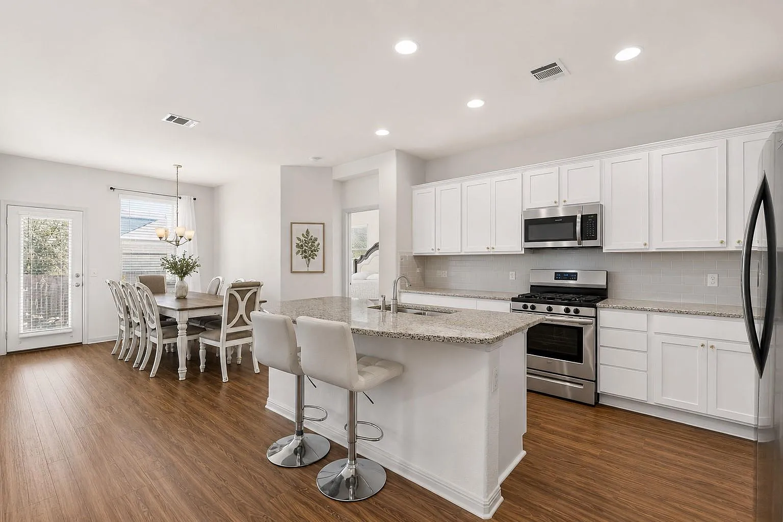 3 bed, 2.0 bath, 2068 sqft, $2,400 — Photo 3