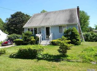 4 21st Ave, Bay Shore, NY 11706