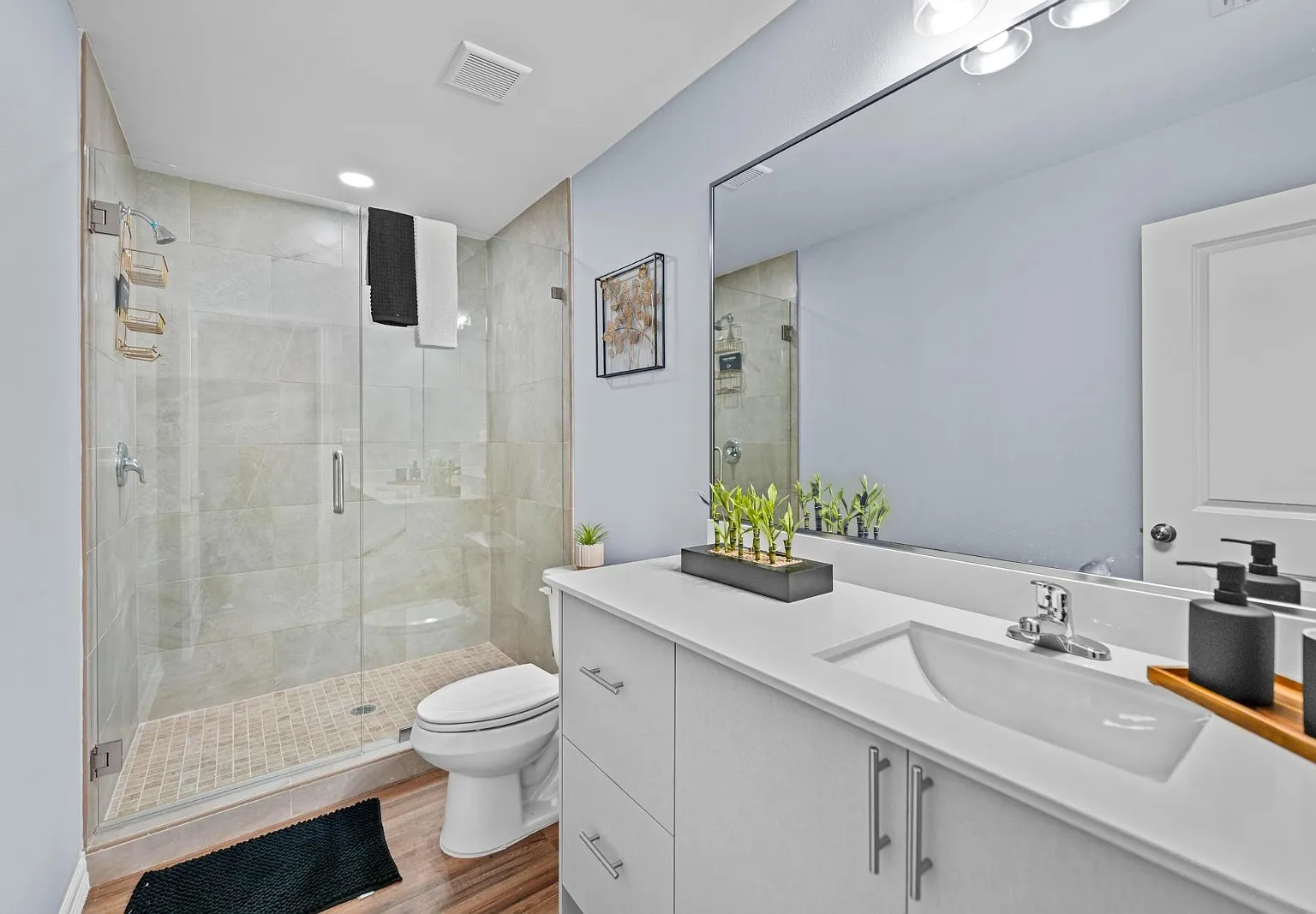 E&J Apartments - D15 — Photo 4