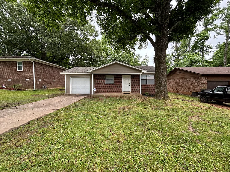 1301 Liberty Dr — Photo 1