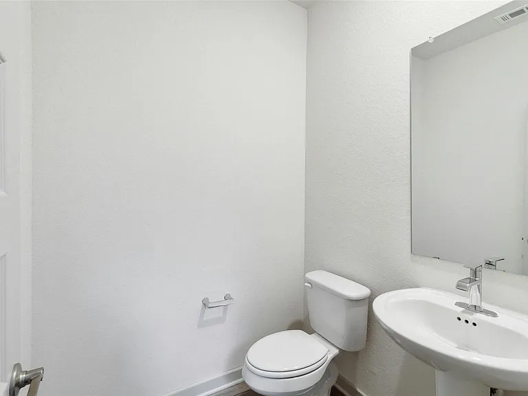 320 Fairfax Ave — Photo 6