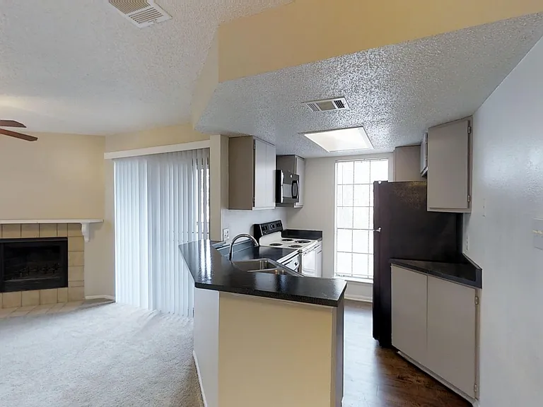 Willow Hill Apartments — Photo 36