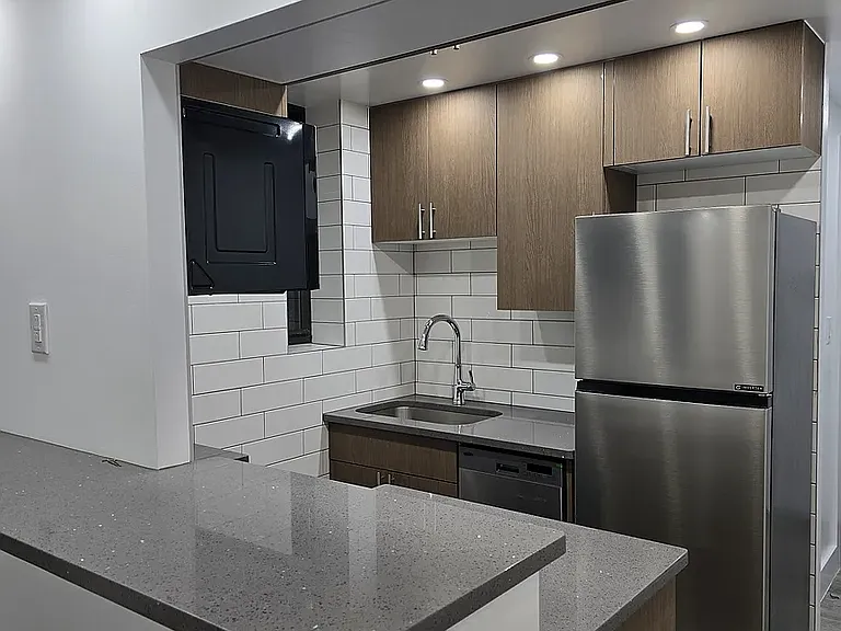 216 E 29th St #4F — Photo 8