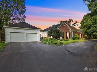 3993 Applewood Ln, Dayton, OH 45429