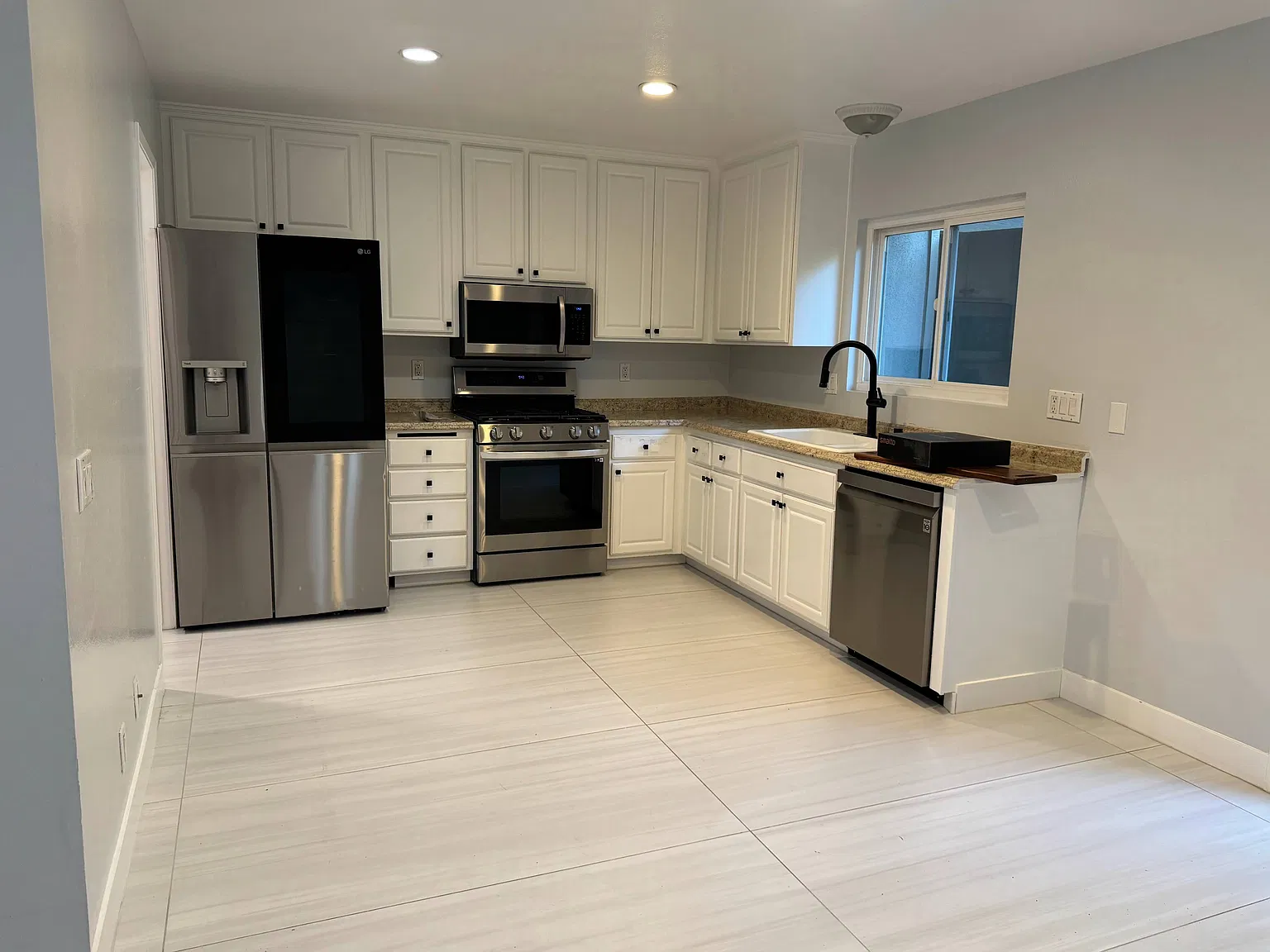 3 bed, 2.5 bath, 1100 sqft, $3,400 — Photo 3