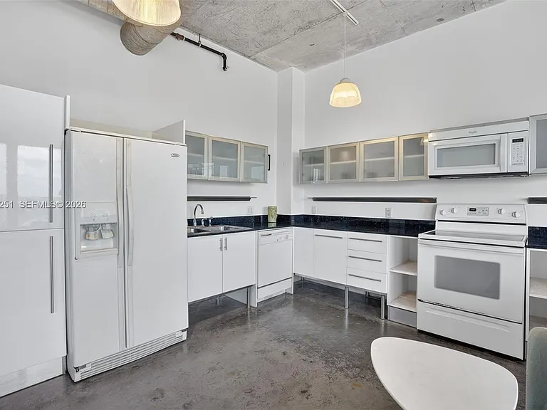 10 SW South River Dr #1410 — Photo 3