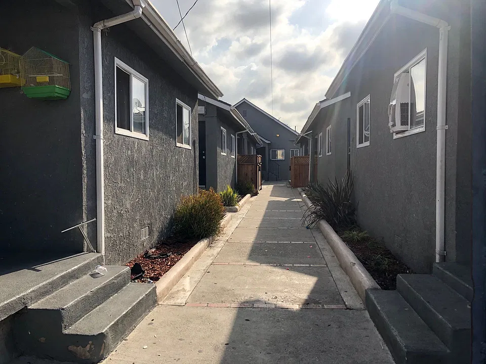Free Rent! 1 Bed & 1 Bath Unit Available - Los Angeles!