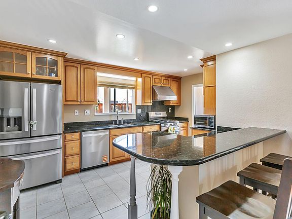 4th image of 99 San Benito Way