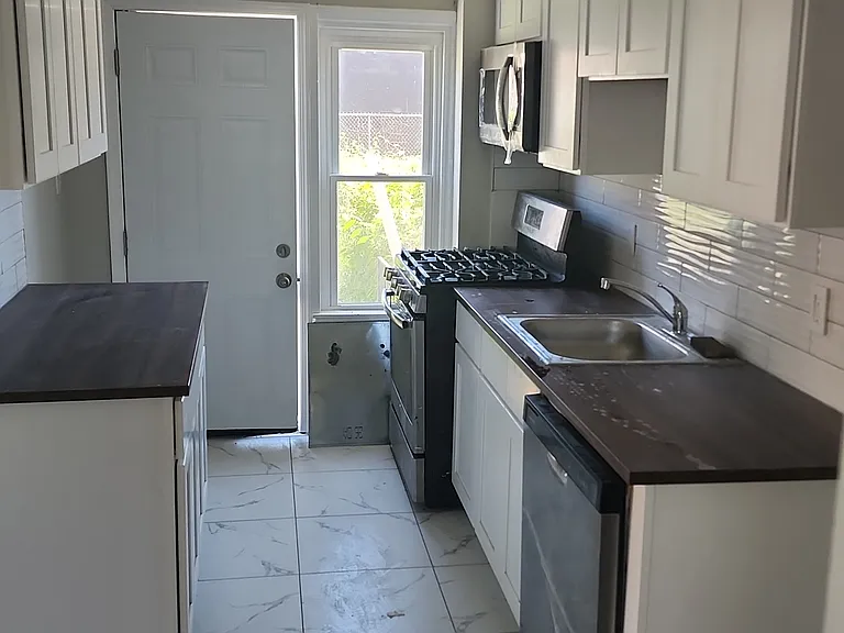 5425 Crismer Ave — Photo 2