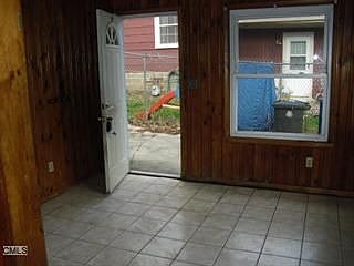 4th image of 26 Valley Pl N