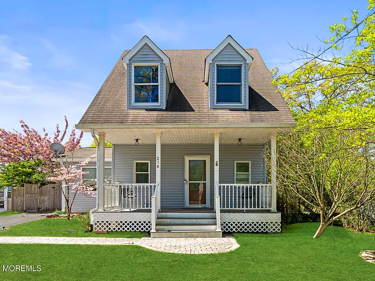 216 Chatham Ave — Photo 1