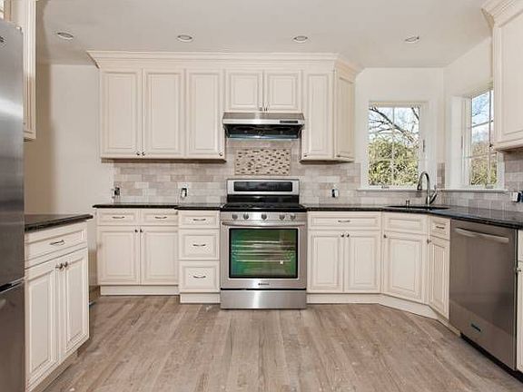 3rd image of 132 Longview Dr