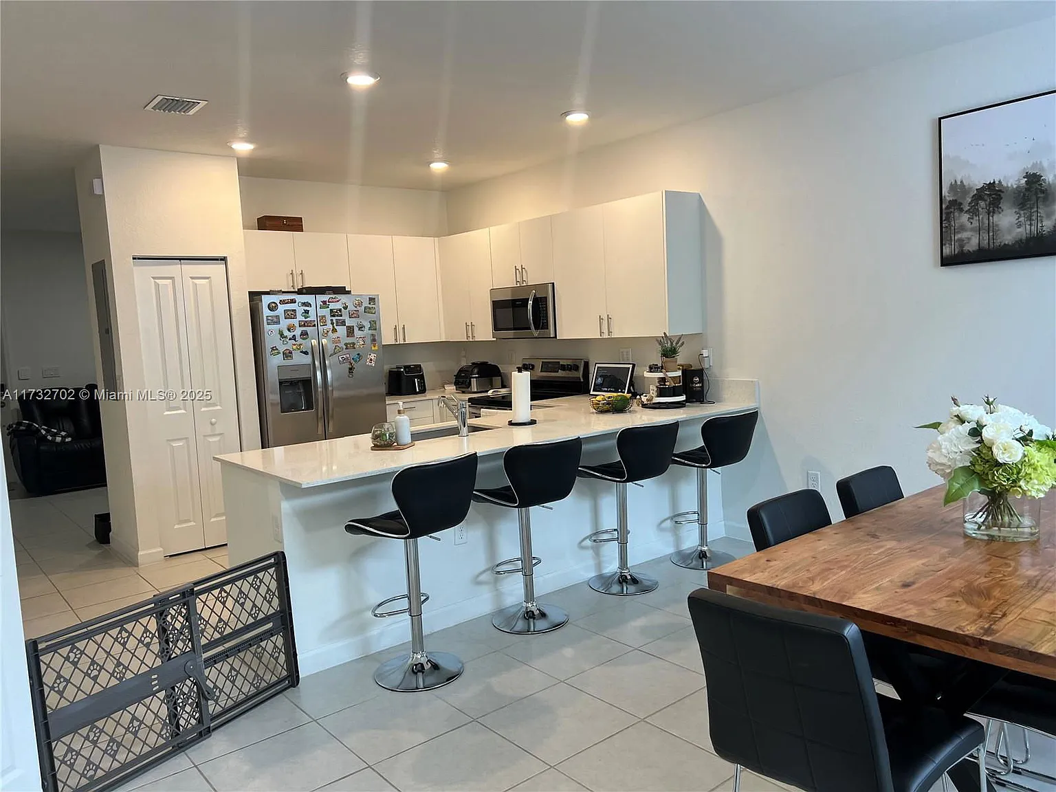 3 bed, 2.5 bath, 1393 sqft, $2,600 — Photo 3