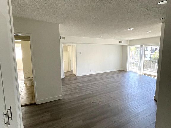 4th image of 144 S Doheny Dr #2830