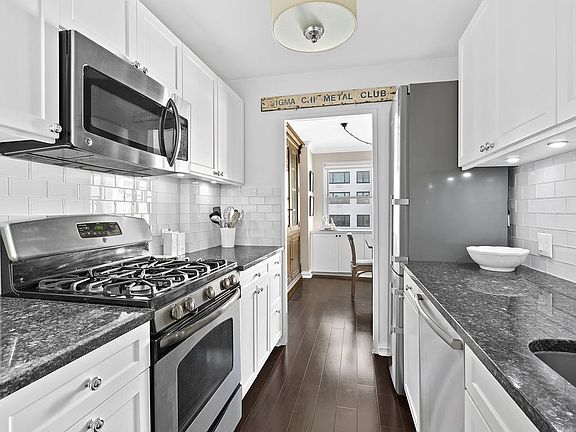 4th image of 201 E 66th St APT 15B