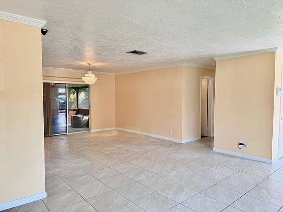 4th image of 650 SW 28TH Way