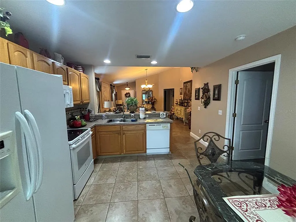 3 bed, 2.0 bath, 1275 sqft, $2,200 — Photo 3