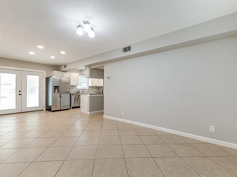 555 Patricia Dr — Photo 8