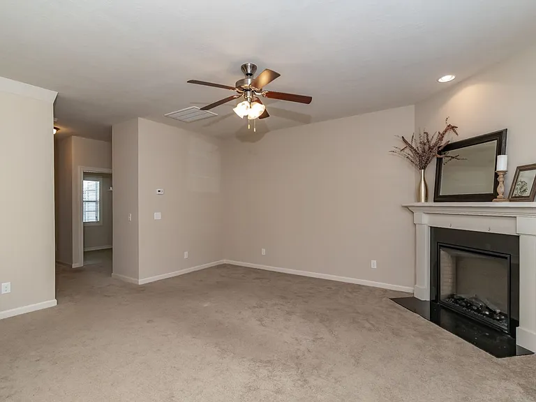 906 Erika Ln — Photo 7