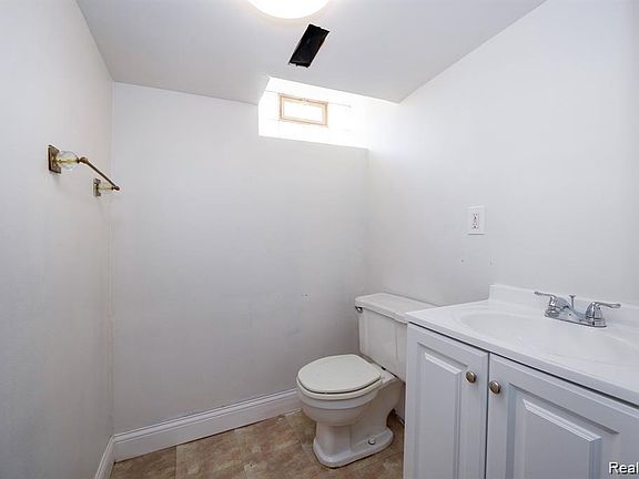 4th image of 27272 Hopkins St