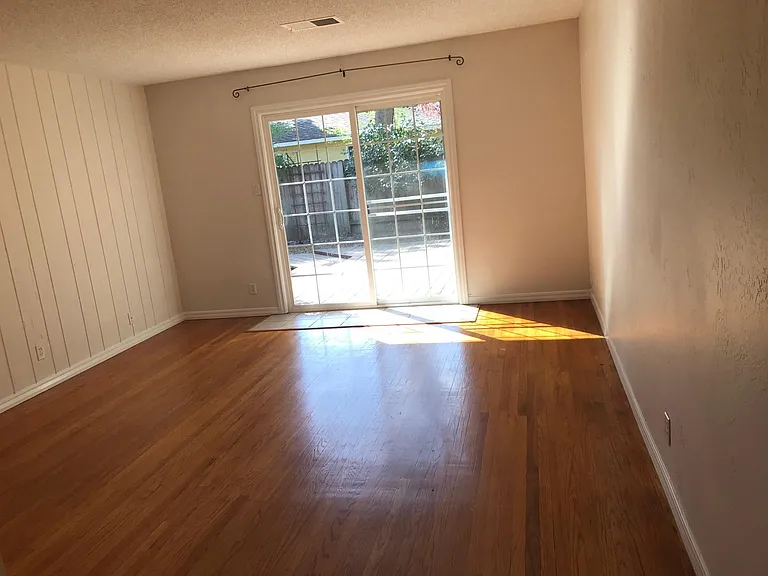 2730 Loyola Dr — Photo 3